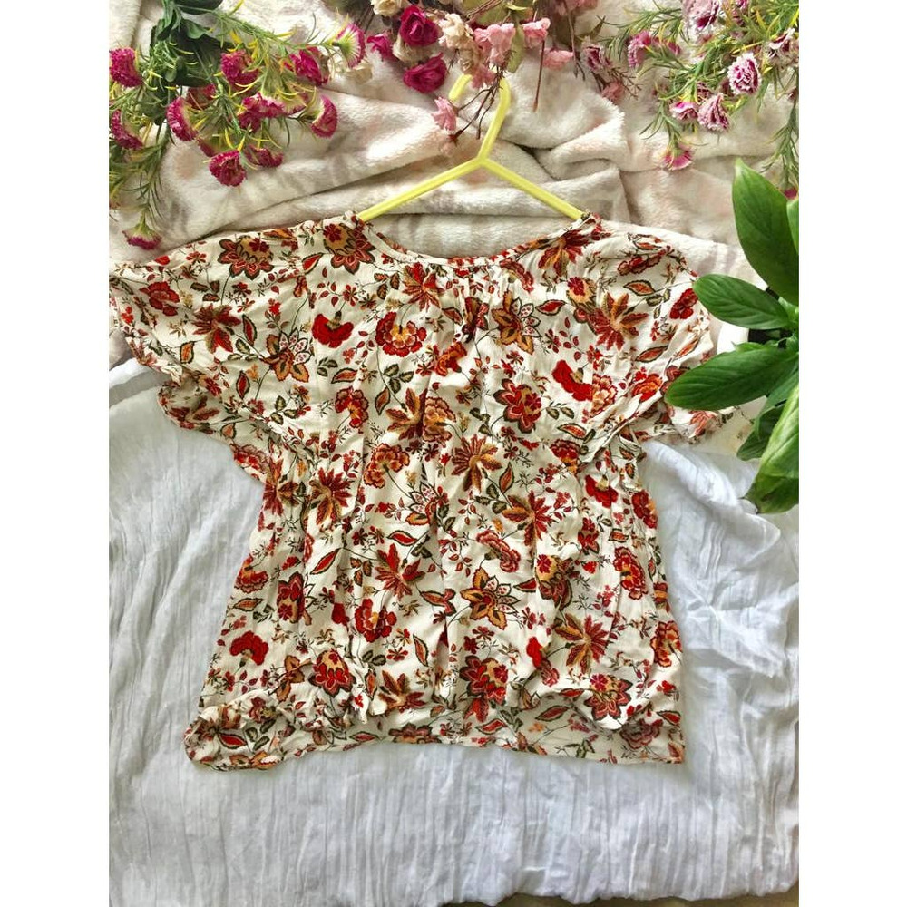 Floral L.O.V waist lenght shirt with short sleeves size small